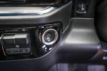https://vehicle-cdn.autoleague.cloud/32225_81010888_18.jpg
