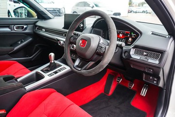https://vehicle-cdn.autoleague.cloud/32225_81010973_14.jpg