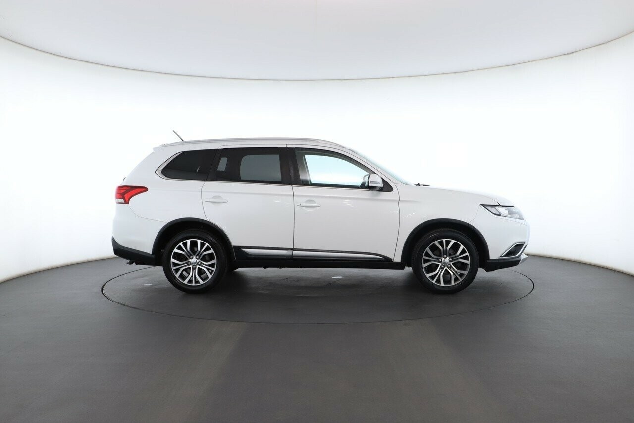 Mitsubishi Outlander image 2