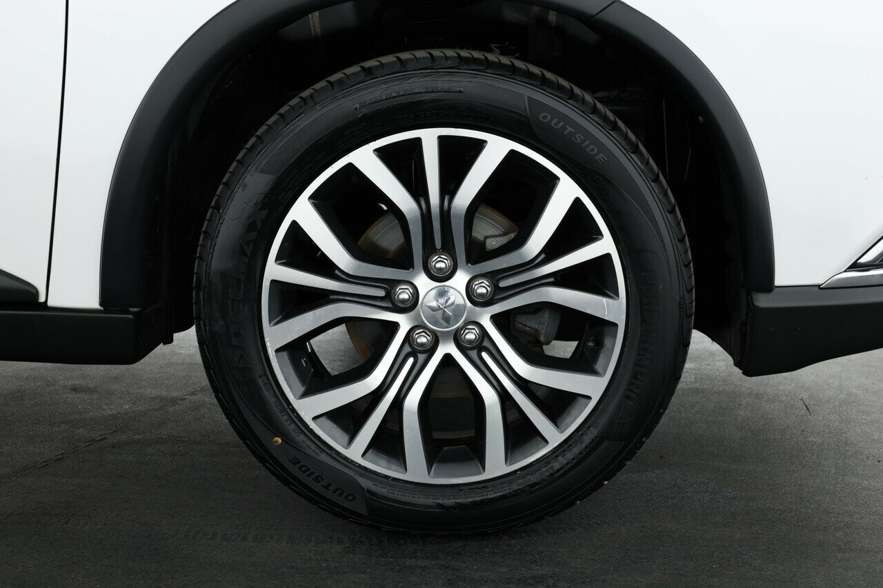 Mitsubishi Outlander image 4