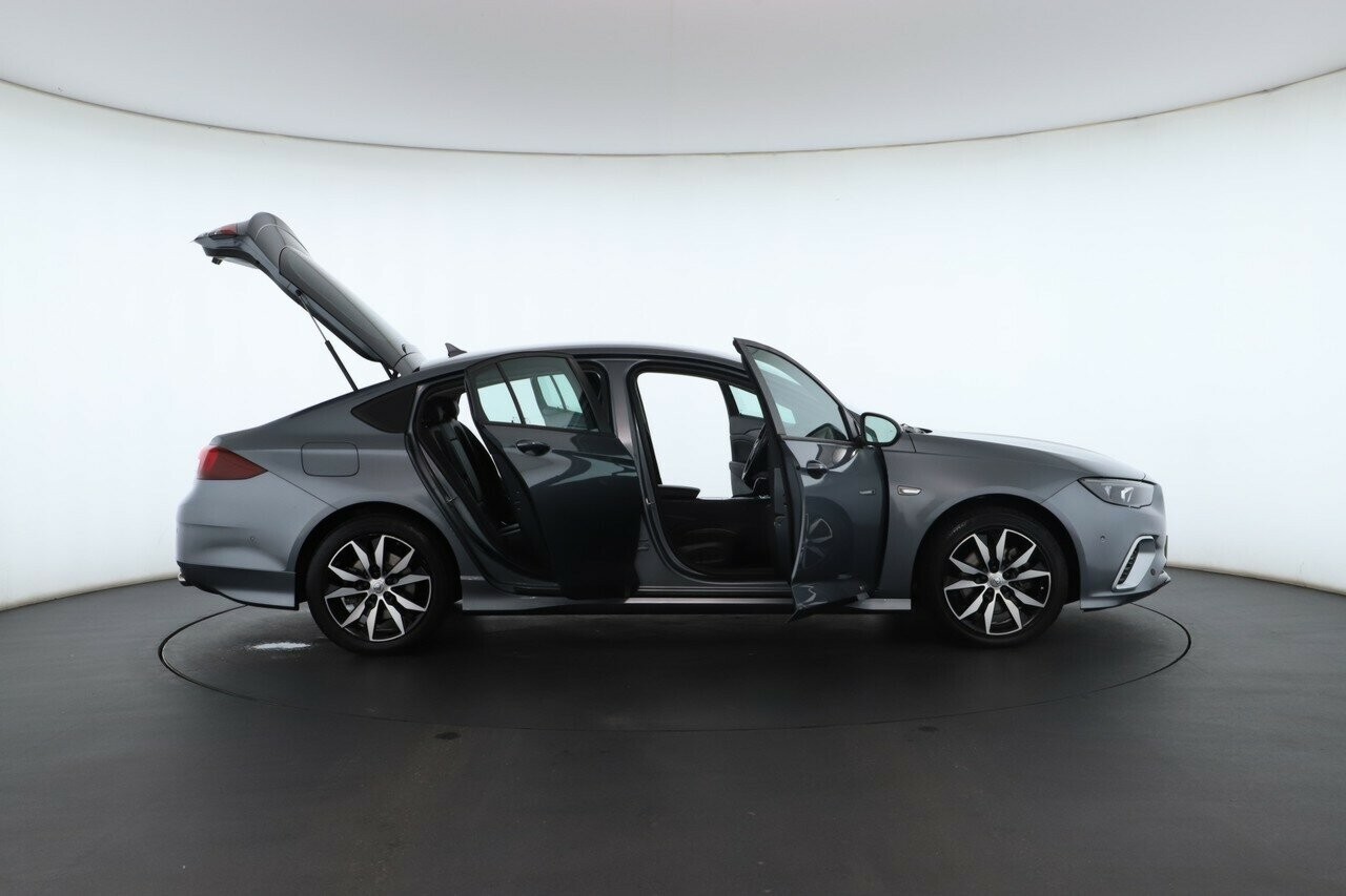 Holden Commodore image 2