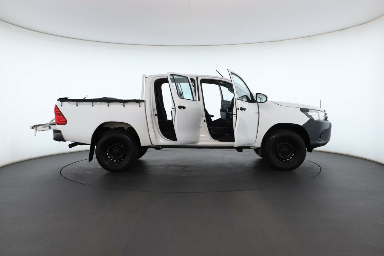 Toyota Hilux image 2