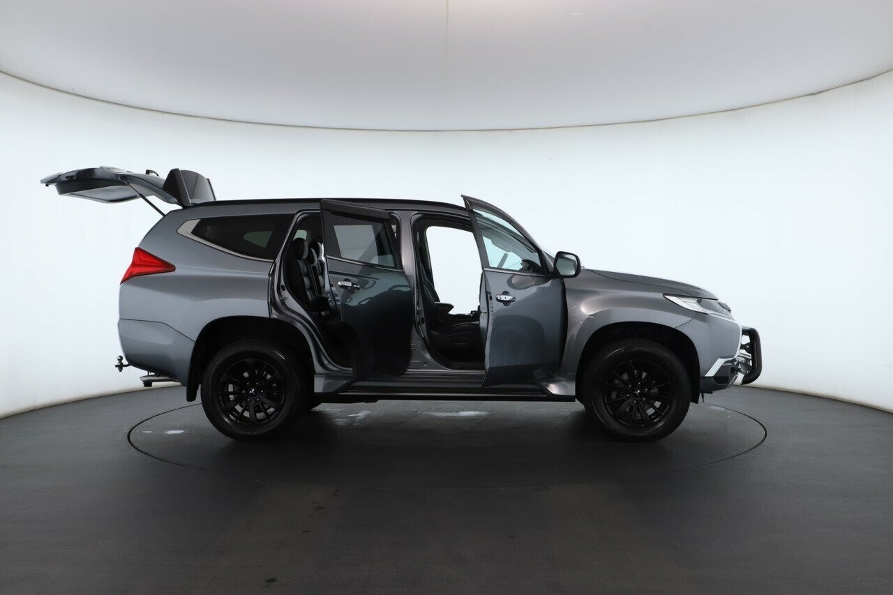 Mitsubishi Pajero image 2