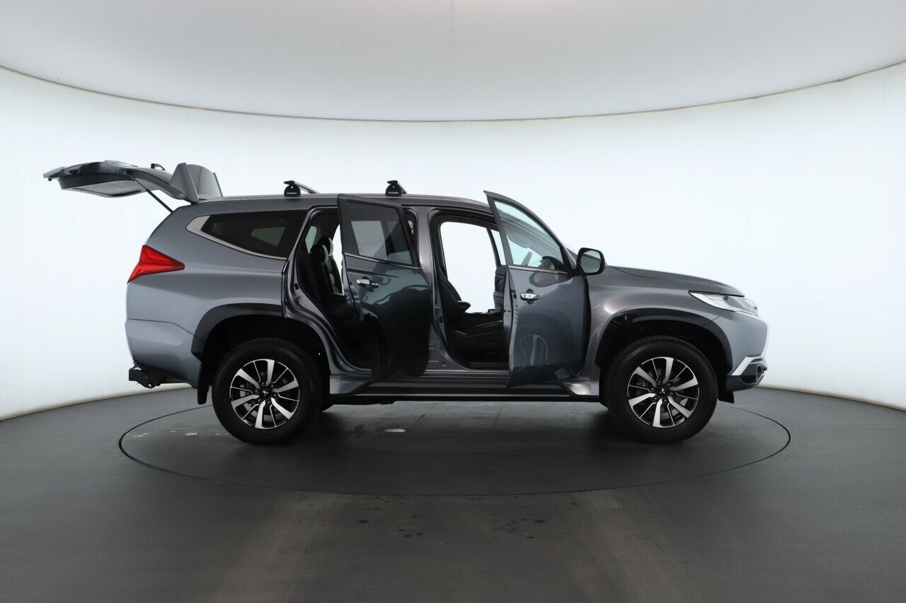 Mitsubishi Pajero Sport image 3