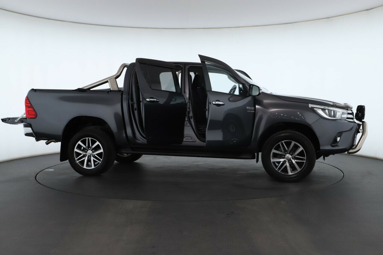 Toyota Hilux image 2