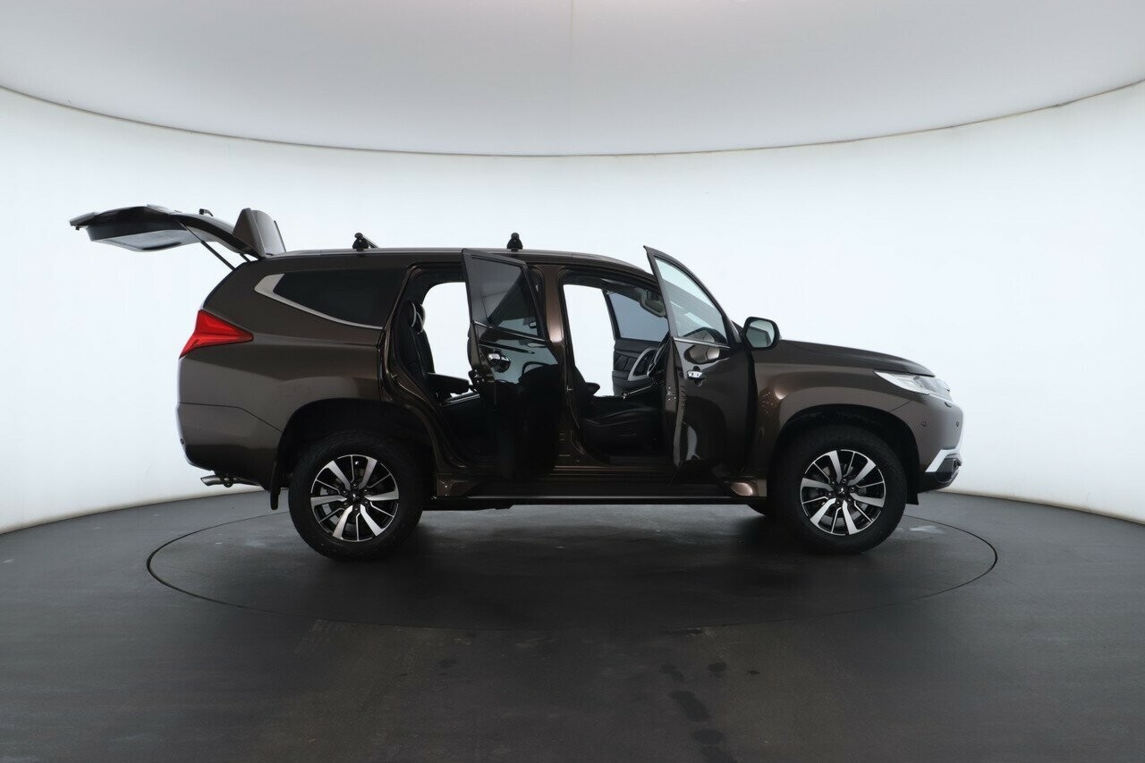 Mitsubishi Pajero Sport image 2