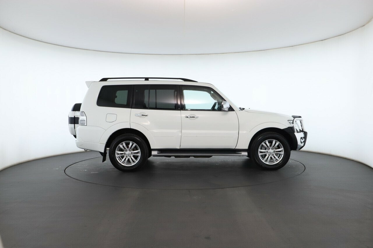 Mitsubishi Pajero image 2