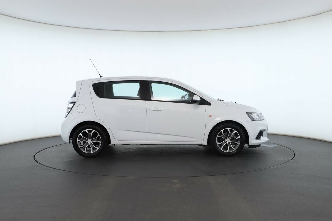 Holden Barina image 3