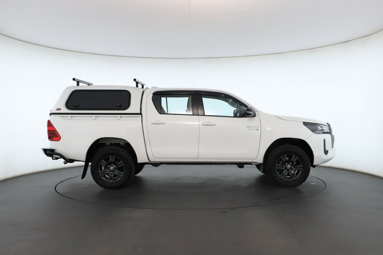 Toyota Hilux image 2