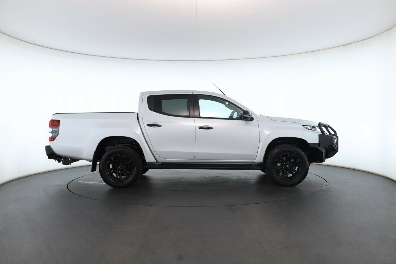 Mitsubishi Triton image 2