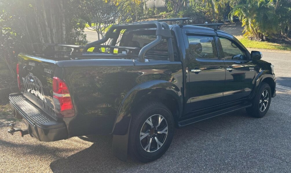 Toyota Hilux image 2