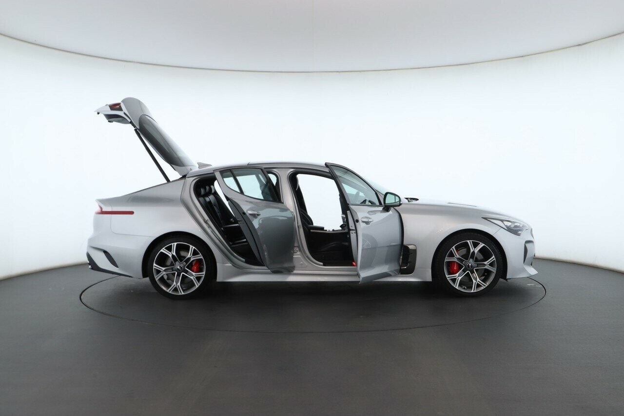 Kia Stinger image 2
