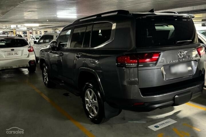 Toyota Landcruiser image 2