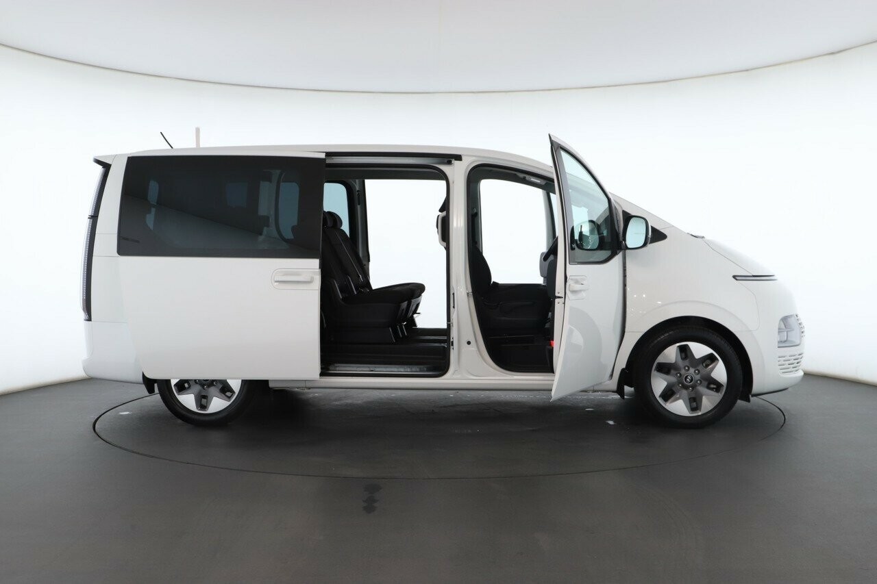 Hyundai Staria image 2