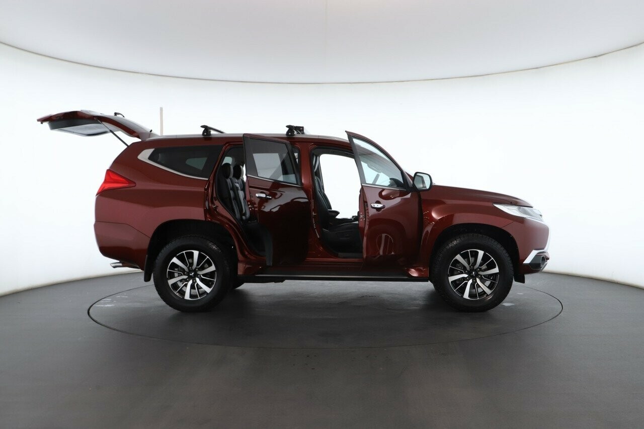 Mitsubishi Pajero Sport image 2