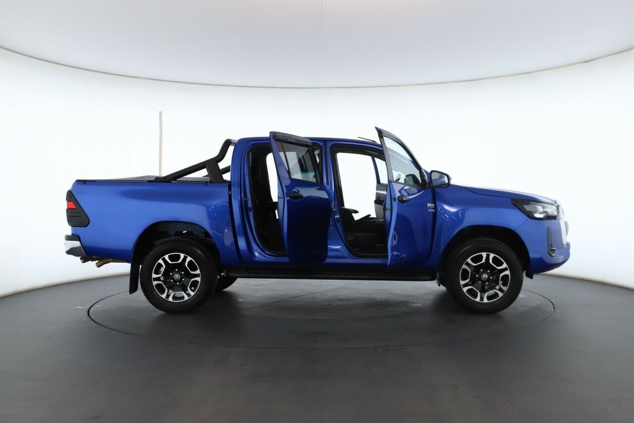 Toyota Hilux image 2