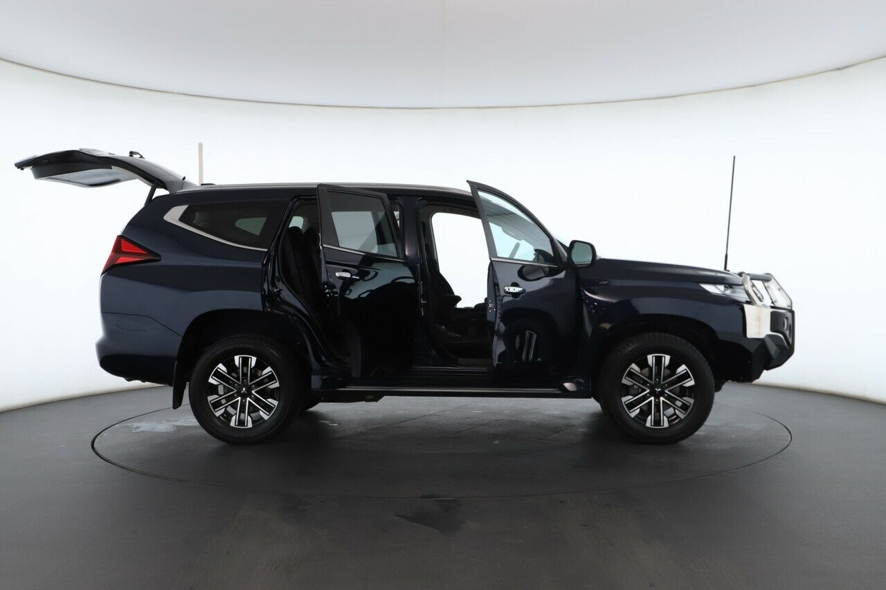 Mitsubishi Pajero Sport image 2