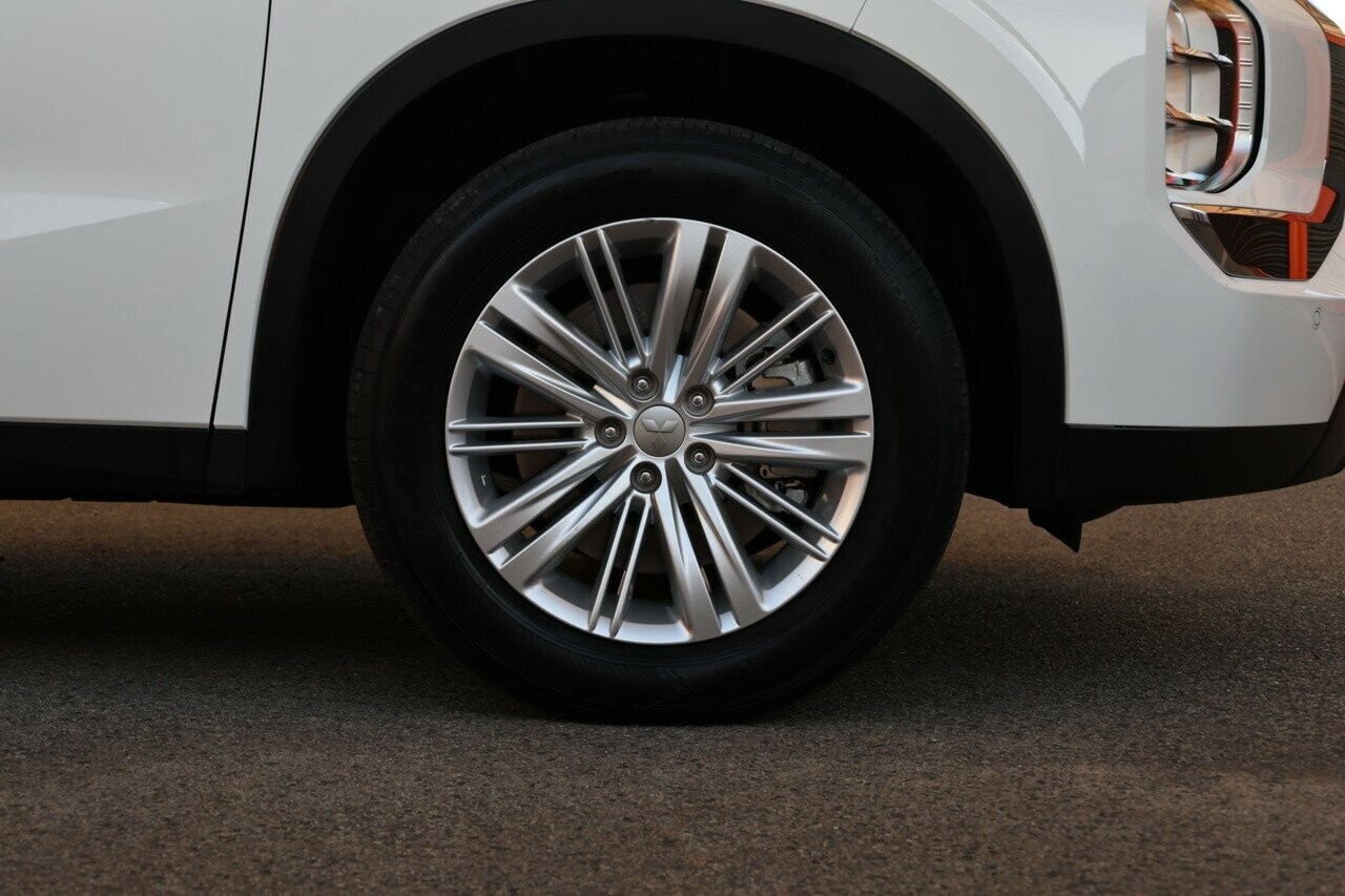 Mitsubishi Outlander image 2