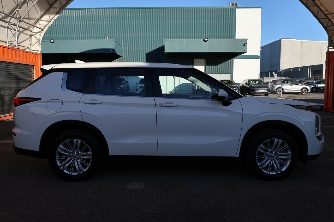 Mitsubishi Outlander image 3