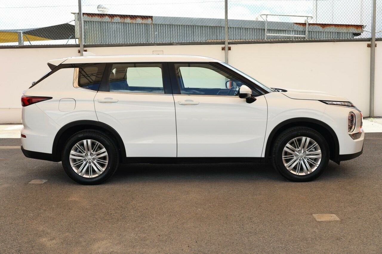Mitsubishi Outlander image 2
