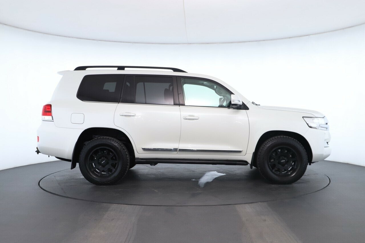 Toyota Landcruiser image 3