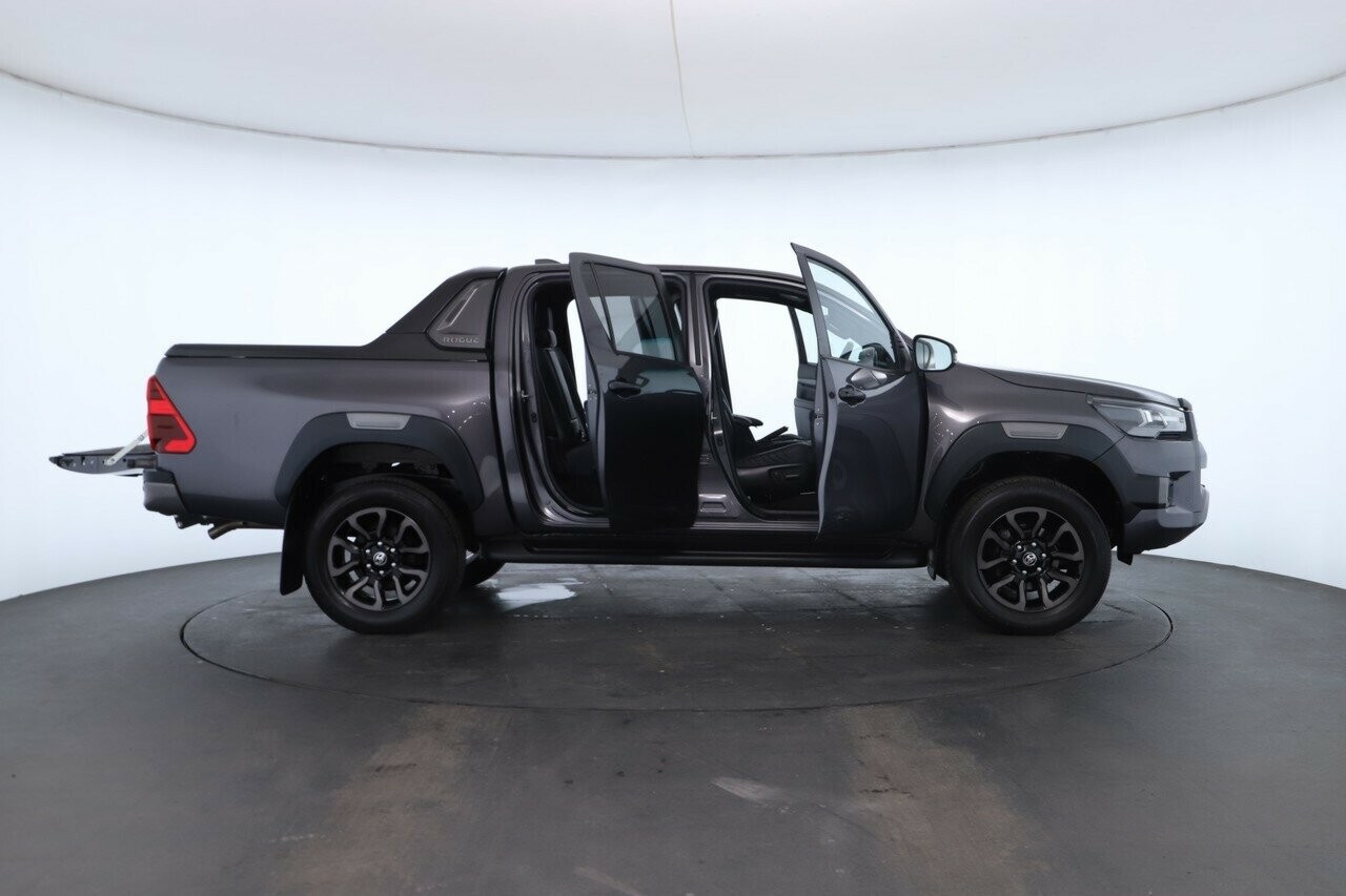 Toyota Hilux image 2