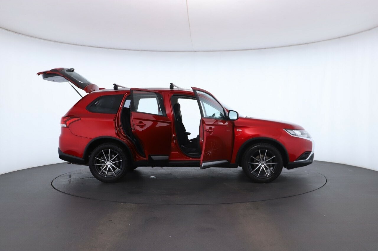 Mitsubishi Outlander image 2