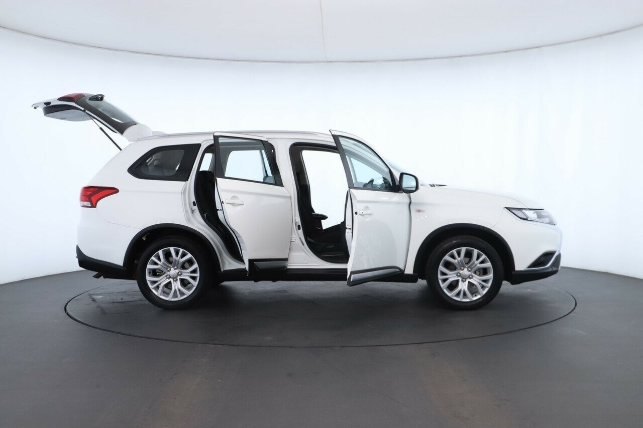 Mitsubishi Outlander image 2