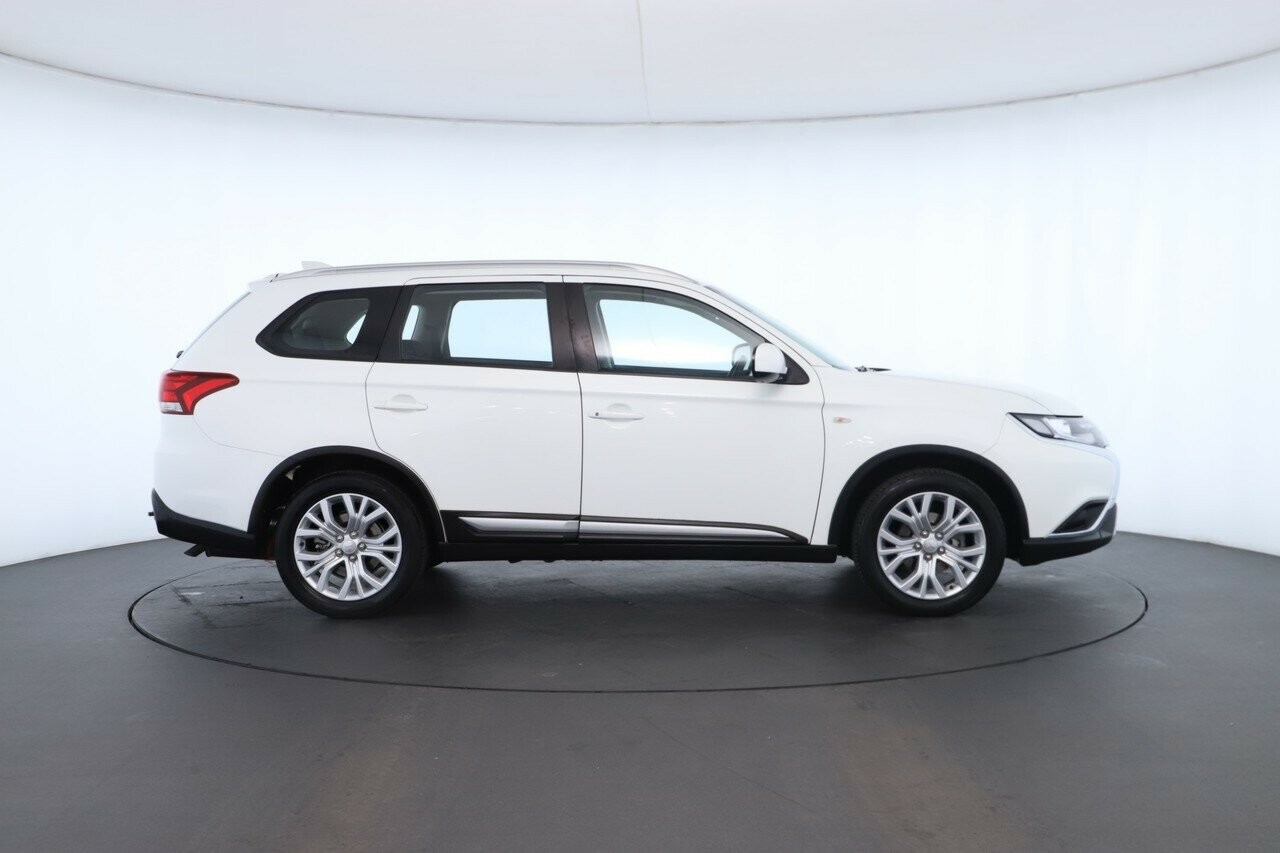 Mitsubishi Outlander image 3