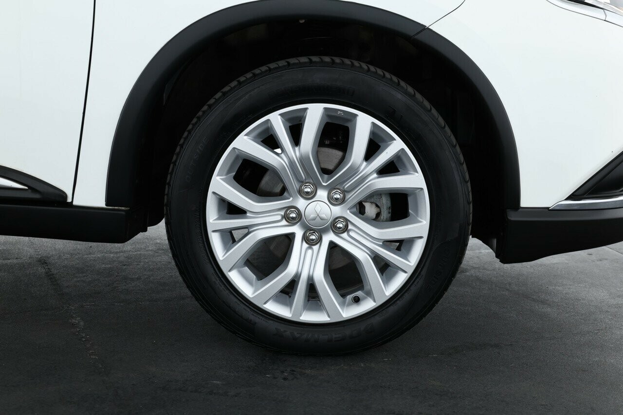 Mitsubishi Outlander image 4