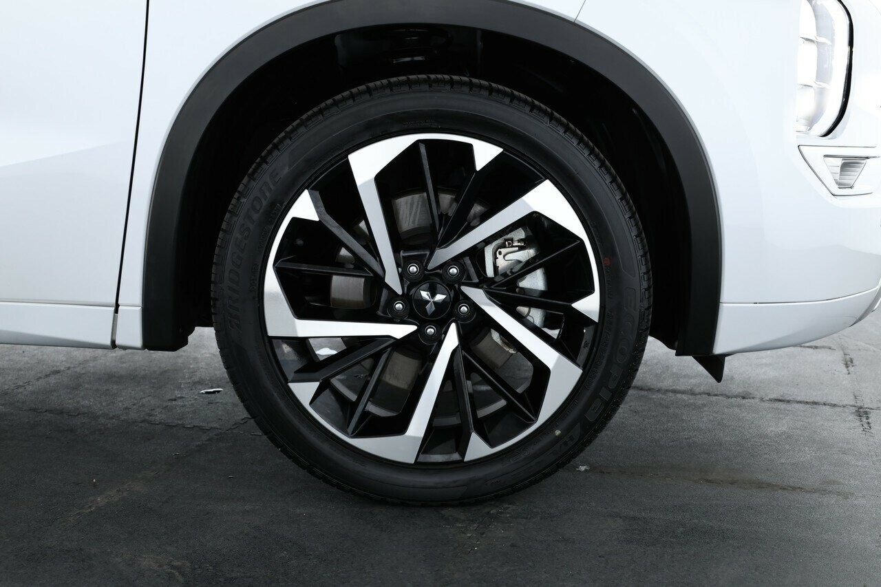 Mitsubishi Outlander image 2