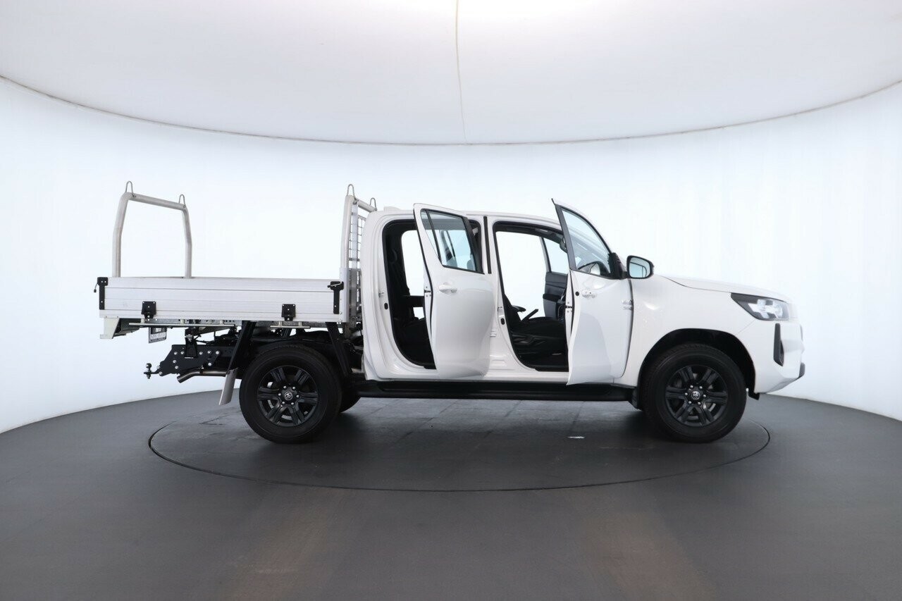 Toyota Hilux image 2