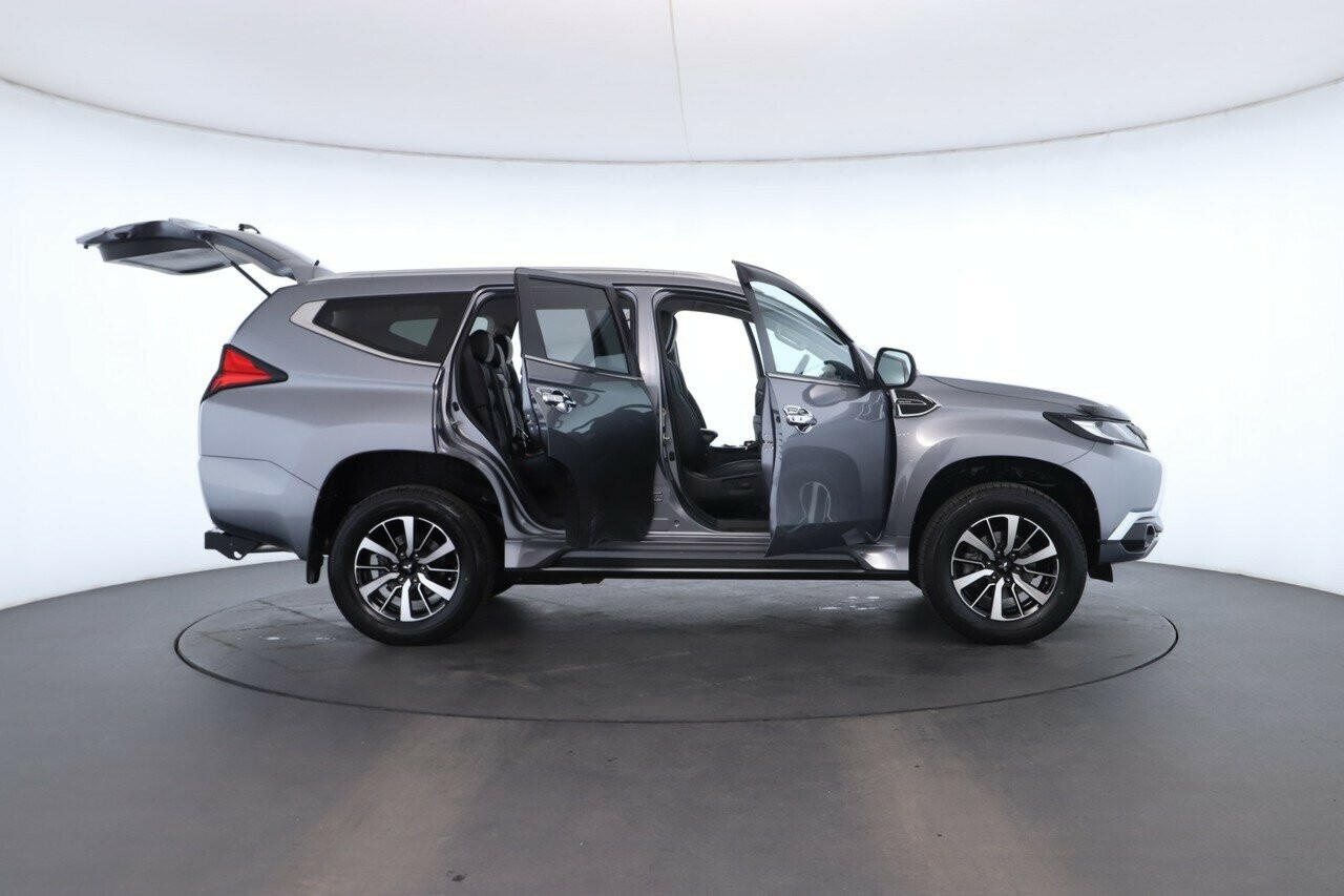 Mitsubishi Pajero Sport image 2