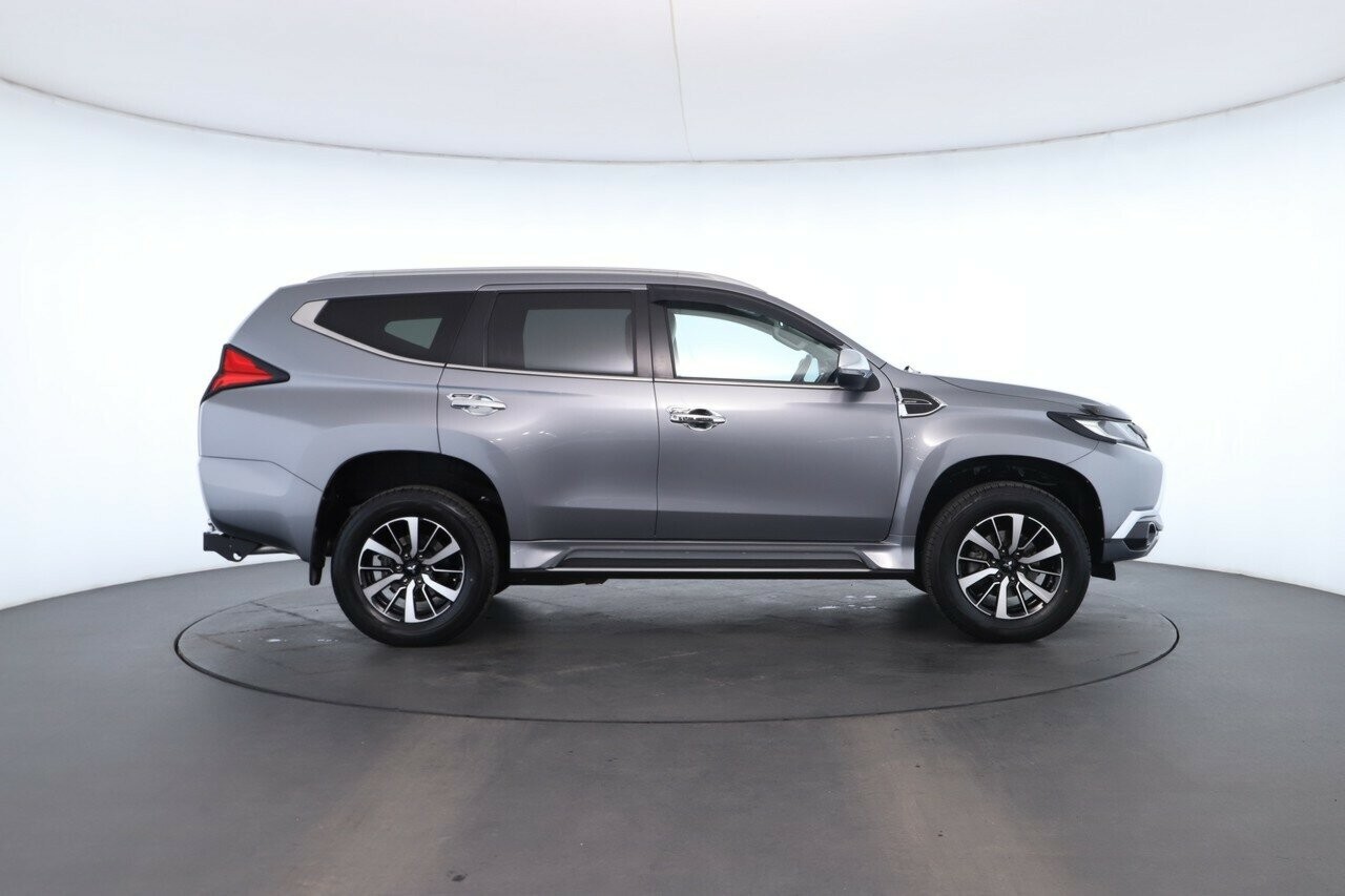 Mitsubishi Pajero Sport image 3