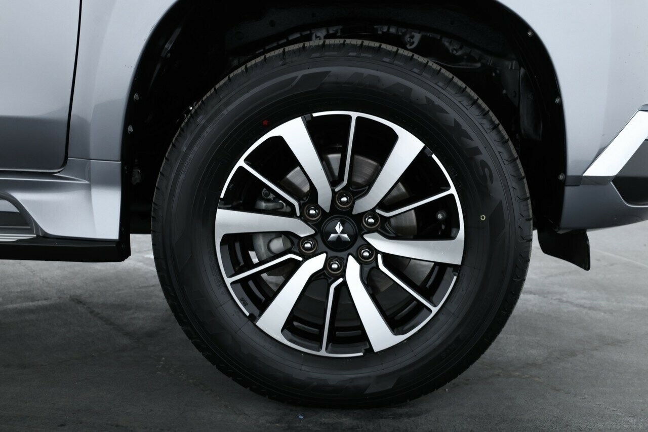 Mitsubishi Pajero Sport image 4