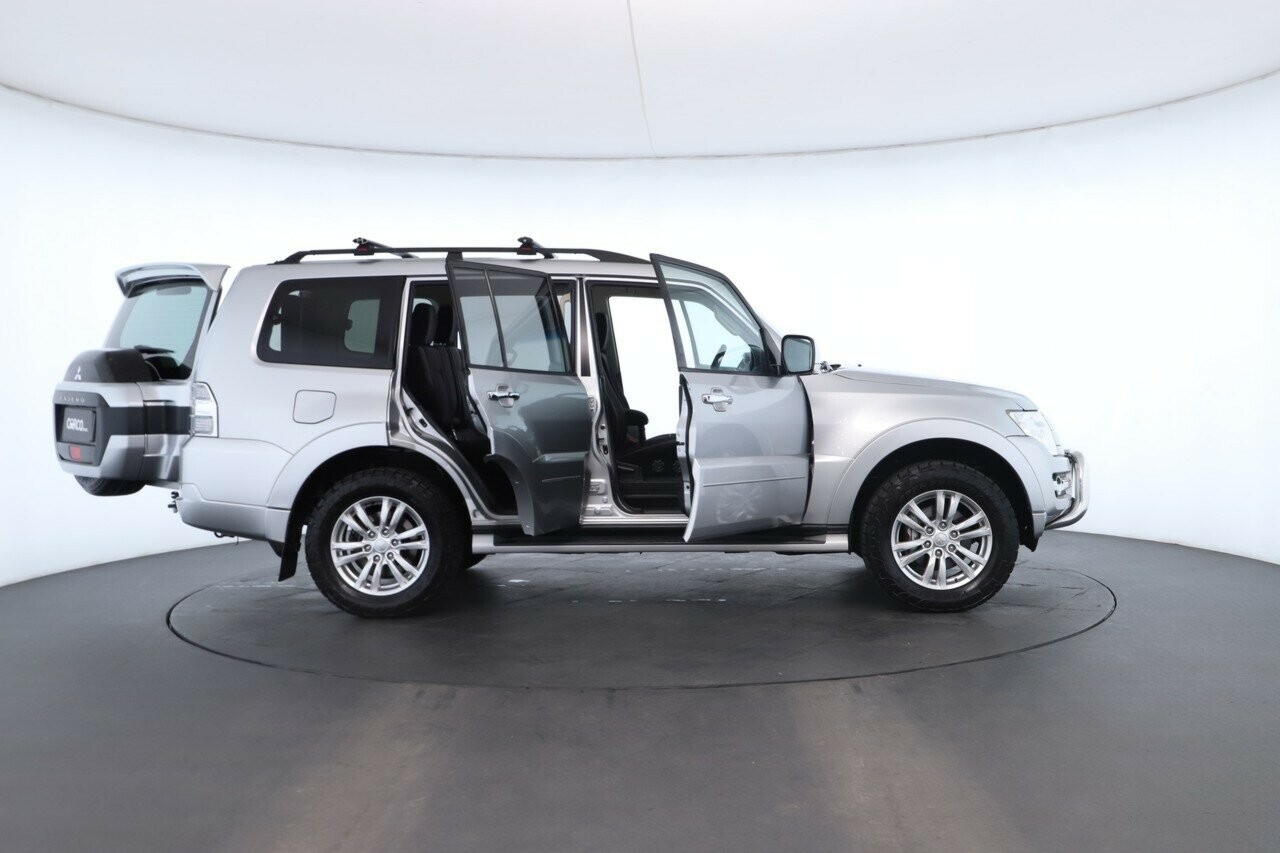 Mitsubishi Pajero image 2