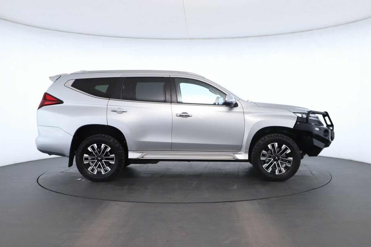 Mitsubishi Pajero Sport image 3