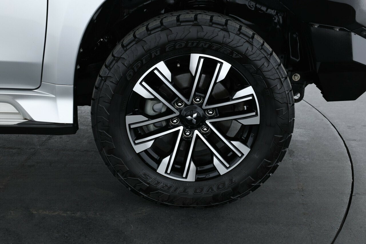 Mitsubishi Pajero Sport image 4