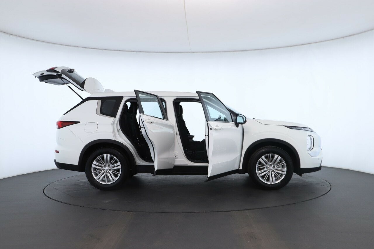 Mitsubishi Outlander image 2