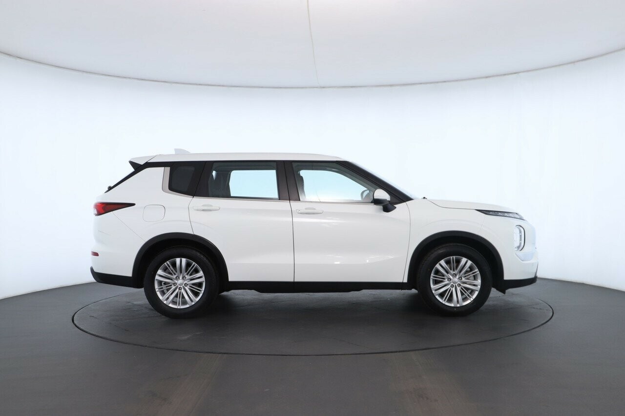 Mitsubishi Outlander image 3