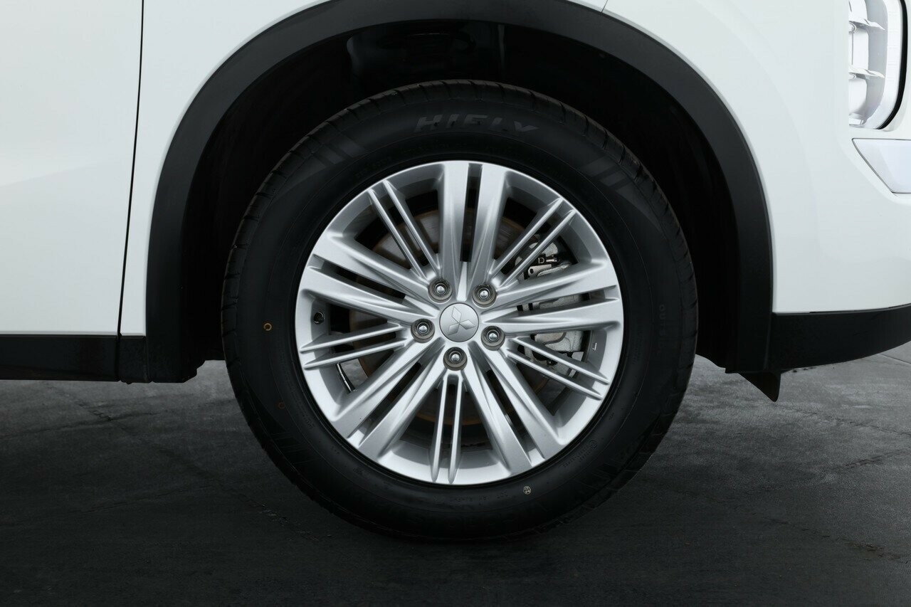 Mitsubishi Outlander image 4