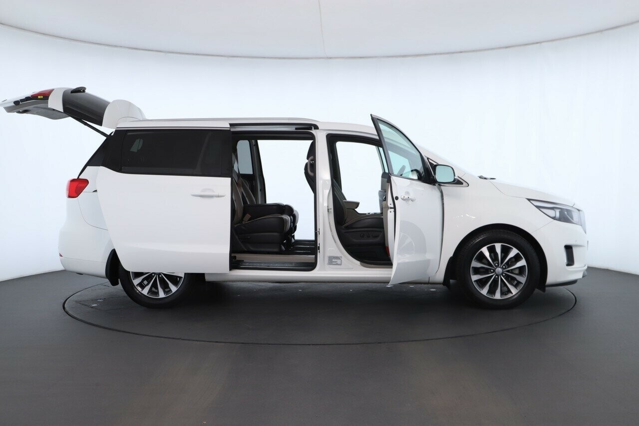 Kia Carnival image 2