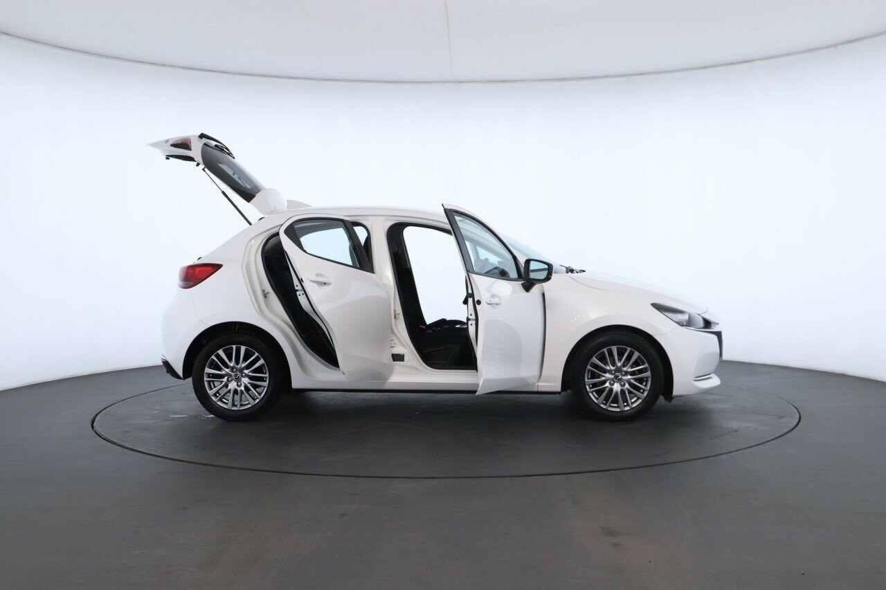 Mazda 2 image 2