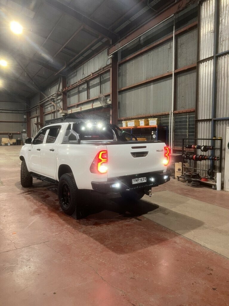 Toyota Hilux image 2