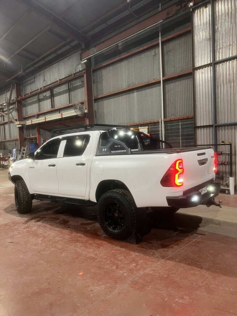 Toyota Hilux image 3