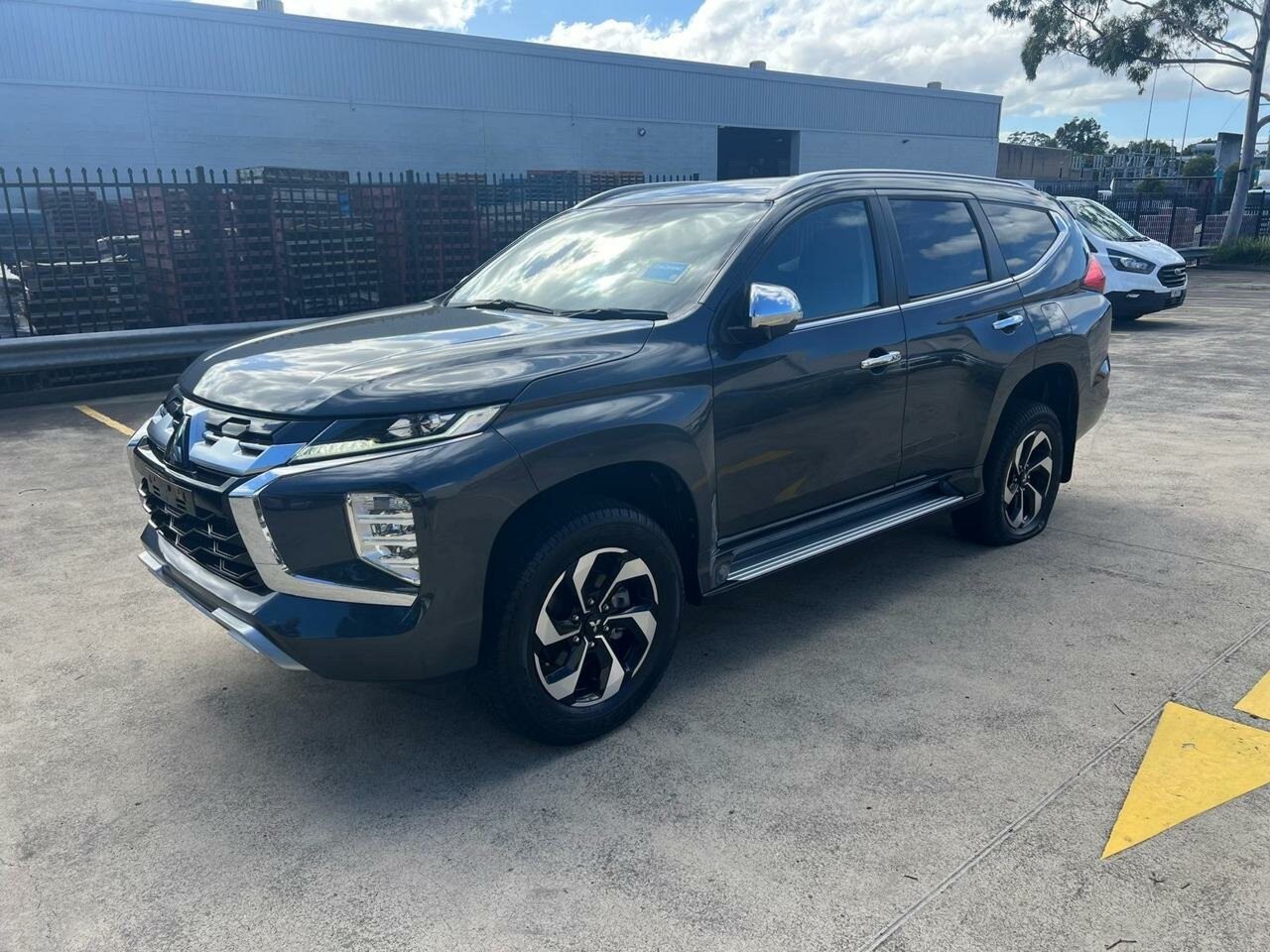 Mitsubishi Pajero Sport image 1