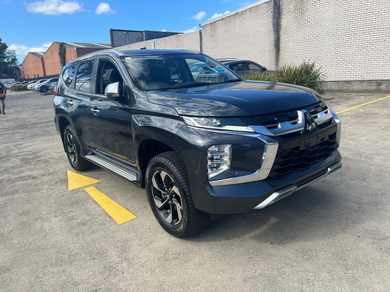 Mitsubishi Pajero Sport image 2