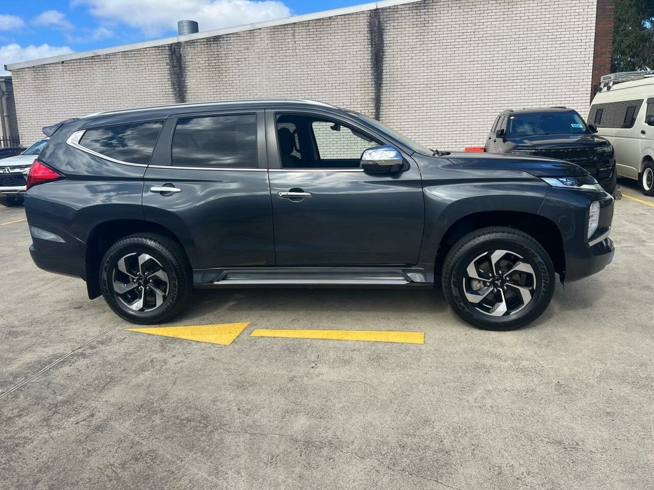 Mitsubishi Pajero Sport image 3