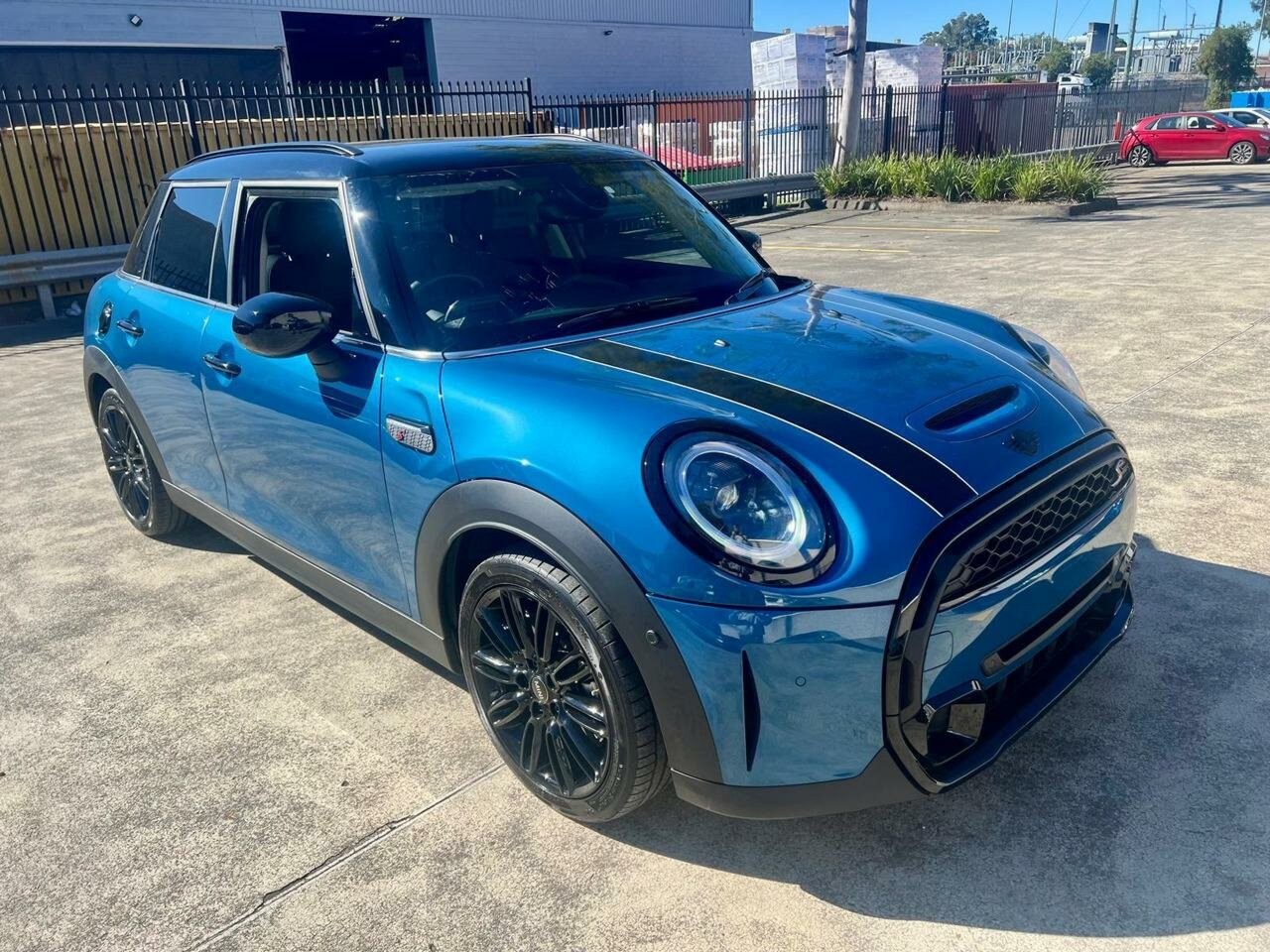 Mini Hatch image 1