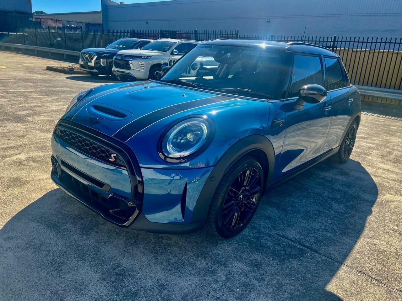 Mini Hatch image 2